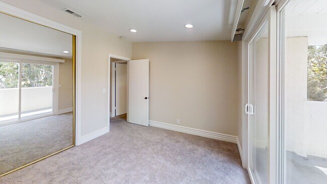 Building Photo - Gorgeous 3bd/2.5 bath in East Bluff!