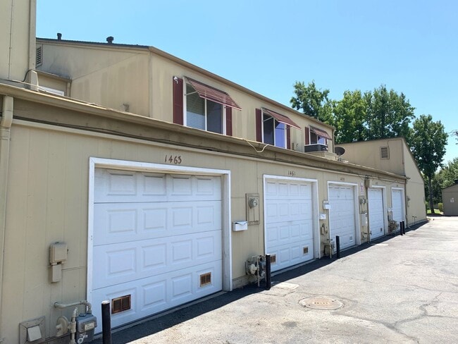 Building Photo - 3 Bedroom Townhome for Lease in Highly Des...