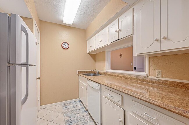 Building Photo - 2101 Fountain View Dr