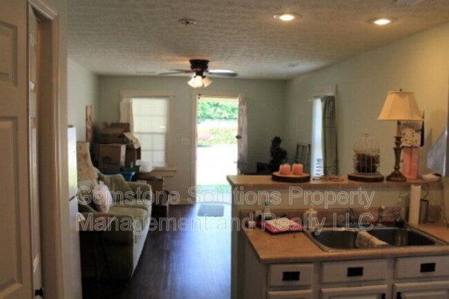 Building Photo - 335 Granbury St