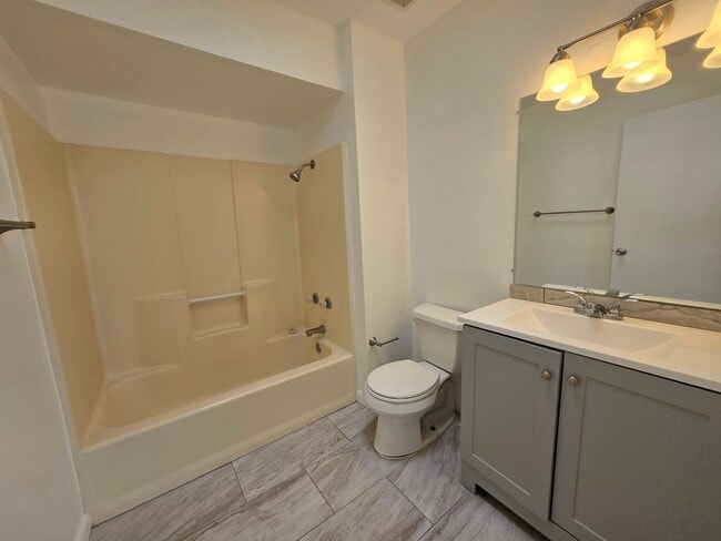 Building Photo - Move in ready!