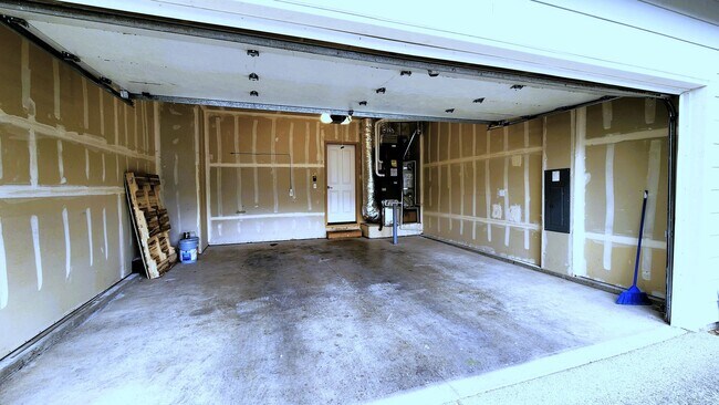 Building Photo - Comfort Meets Convenience in This South Hi...