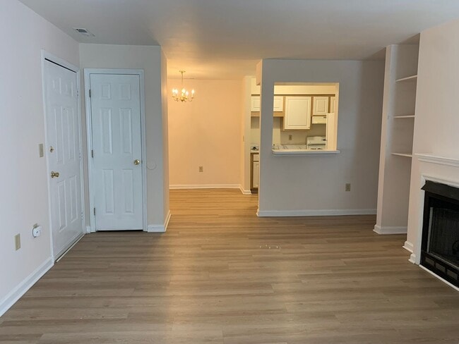 Building Photo - 1 BR, 1 BA Condo-3rd floor *Fresh paint throughout! * Easy to clean flooring only one year old. P...