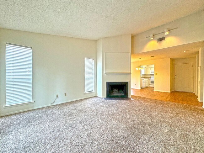 Building Photo - 4321 Lakeshore Villa Dr