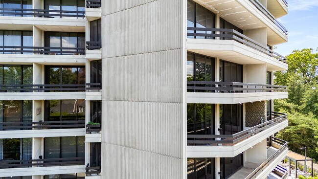 Building Photo - 2660 Peachtree Rd NW