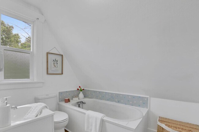 Building Photo - Lovely 1-Bedroom Unit in the heart of Spokane