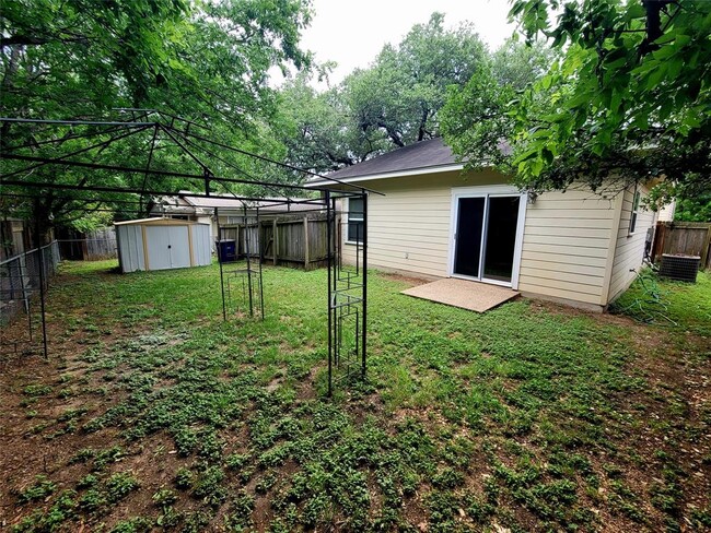 Building Photo - 3304 Blumie St