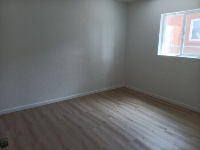 Building Photo - Cozy 4-bedroom, 2-bathroom home! Showings available Soon! Price Drop!!