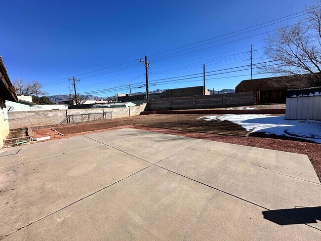 Building Photo - 3BD/1BA Home with Newly Remodeled Kitchen