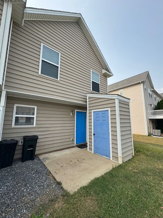 Building Photo - Immaculate End Unit Townhouse