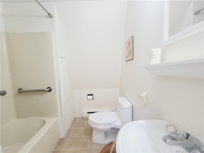 Building Photo - 4 -8 E Lake Rd