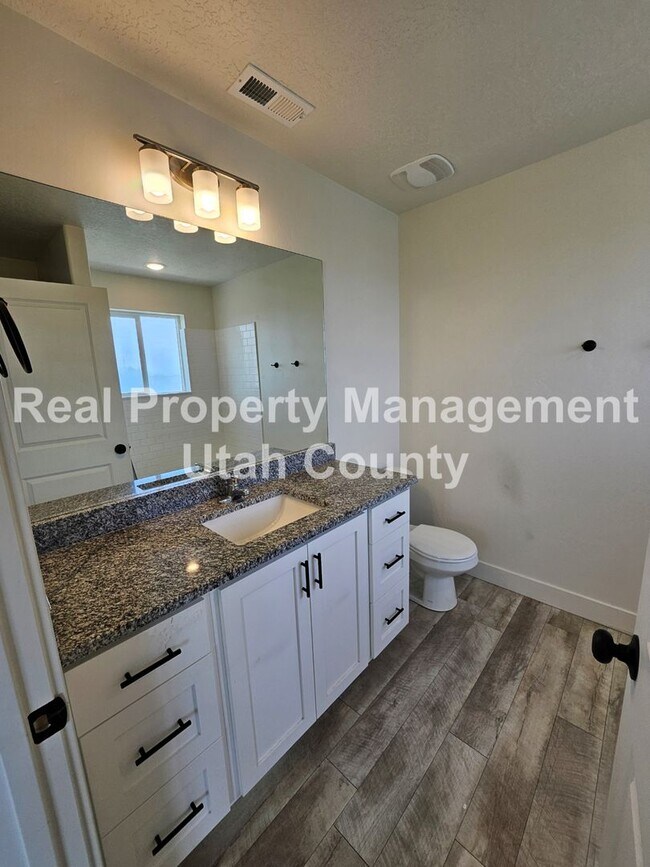 Building Photo - Provo Town home
