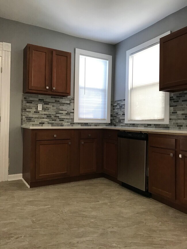 Building Photo - 353 Poplar St