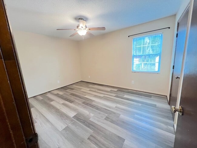 Building Photo - 23 Kandlewood Dr