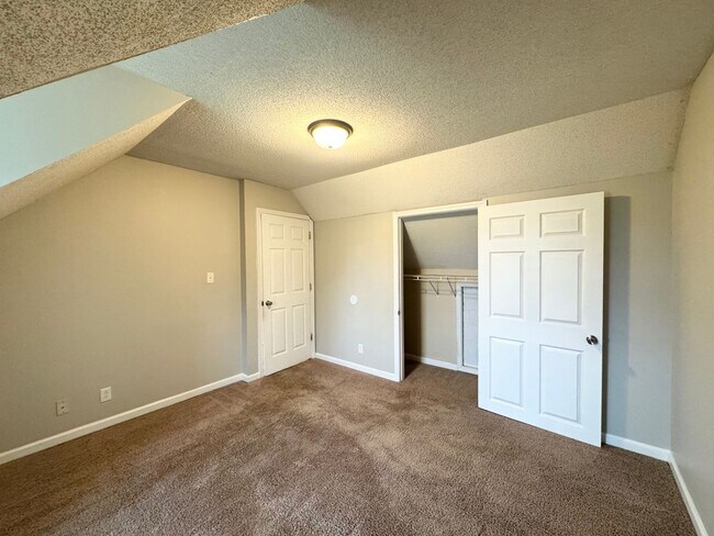 Building Photo - 1005 Shadow Ridge Ave