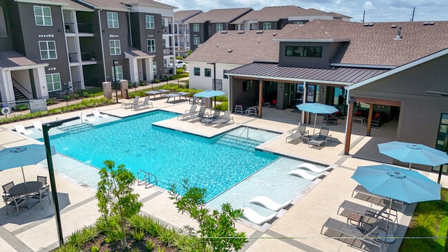 Pool & Outdoor Lounge Area