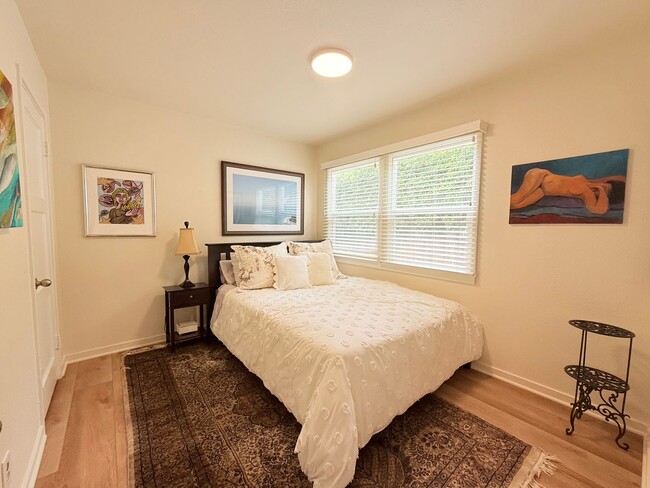 Building Photo - Unfurnished 4 bedroom/2 bathroom home with...