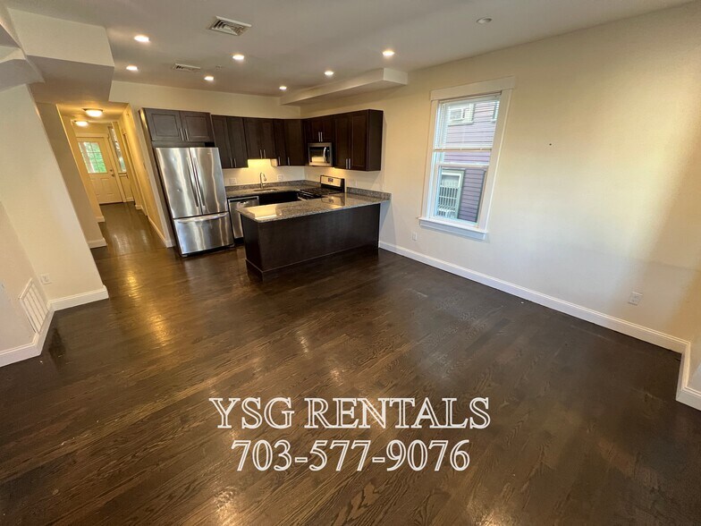 Building Photo - 194 Hillside St