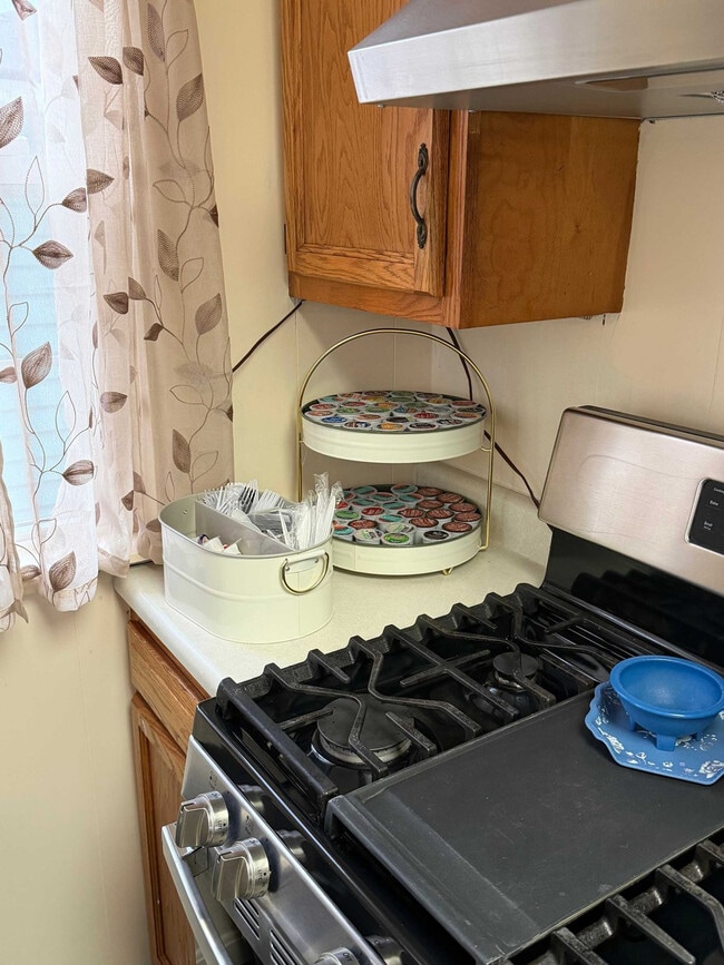 Building Photo - 160 Stafford Ave