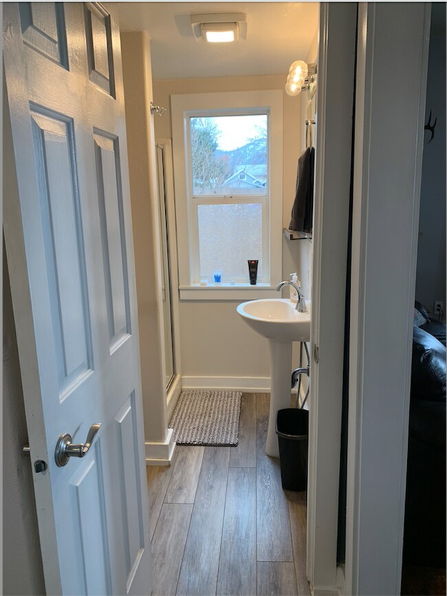 Building Photo - One Bedroom Apartment Home! Pet Friendly