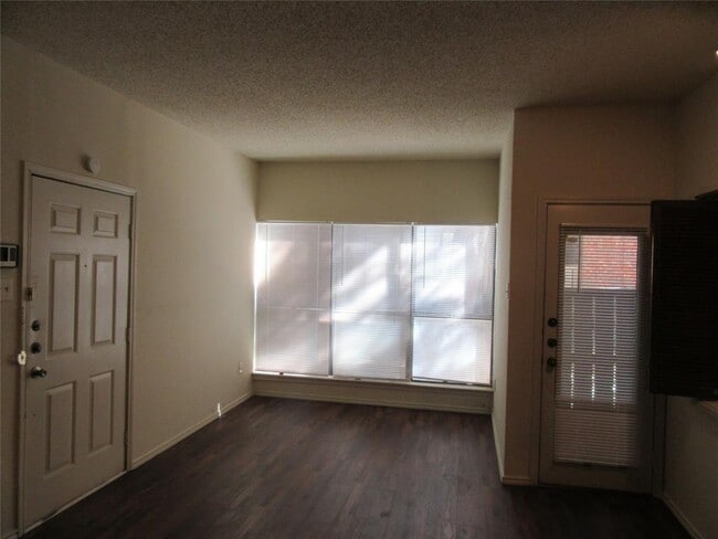Building Photo - 9254 Forest Ln