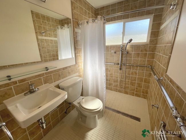 Building Photo - Remodeled Three Bedroom Plus Bonus Room House in Daly City