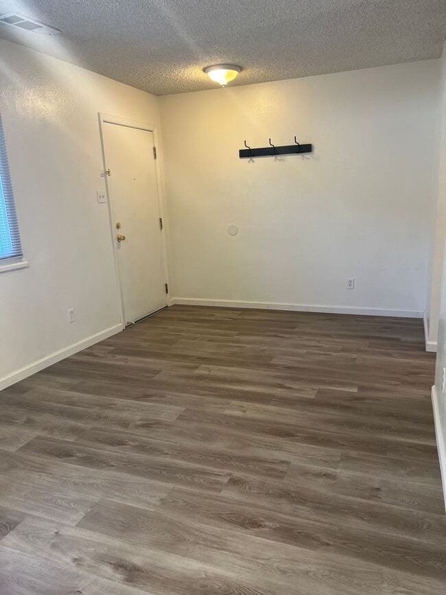 Building Photo - Cute Central Sparks Townhouse