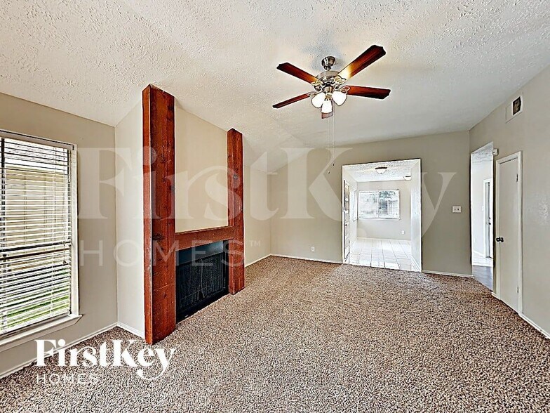 Building Photo - 17326 Davenway Dr