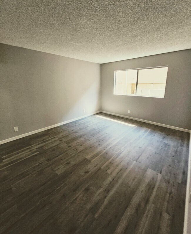 Building Photo - 5400 Newcastle Ave