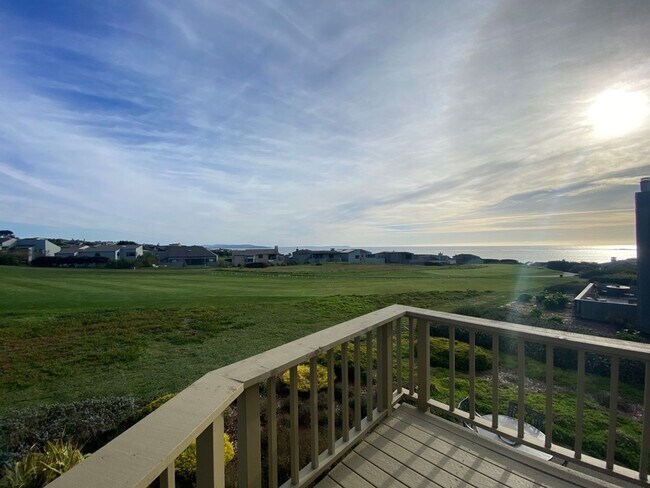 Building Photo - Stunning Home with Breathtaking Golf Cours...