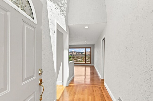 Building Photo - Million Dollar Views! Available Now!