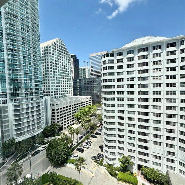 Building Photo - 999 Brickell Bay Dr