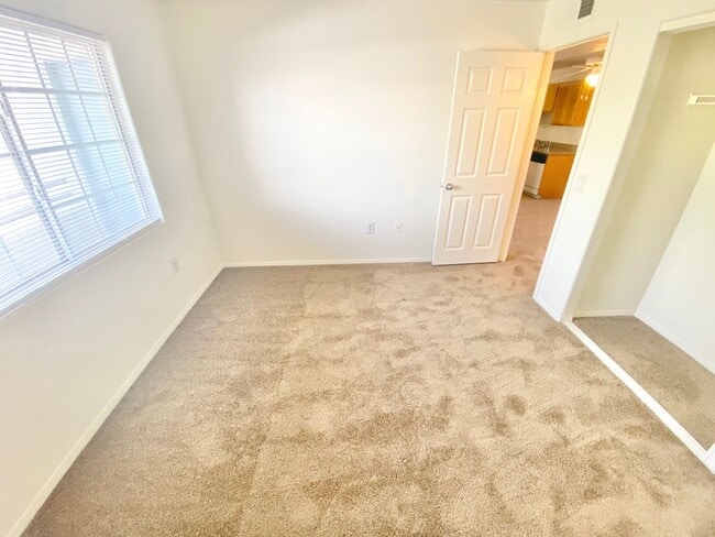 Building Photo - GORGEOUS 2 BEDROOM 2 BATH UPSTAIRS UNIT.