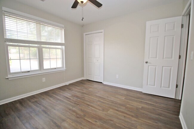 Building Photo - Available for Move-In July 20th ! 3 Bedroo...