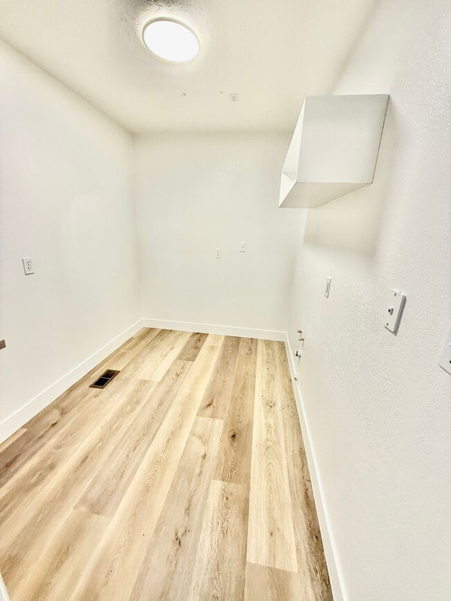 Building Photo - 3-BR Home with Garage and Fenced Yard in B...