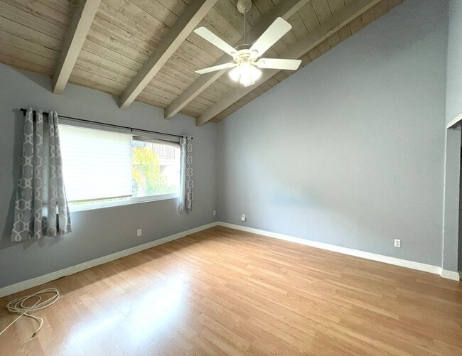 Building Photo - Updated 2 bedroom split level townhome