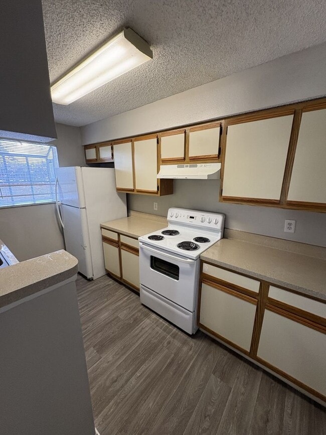 Building Photo - Large 2-bedroom 2-bath Condo