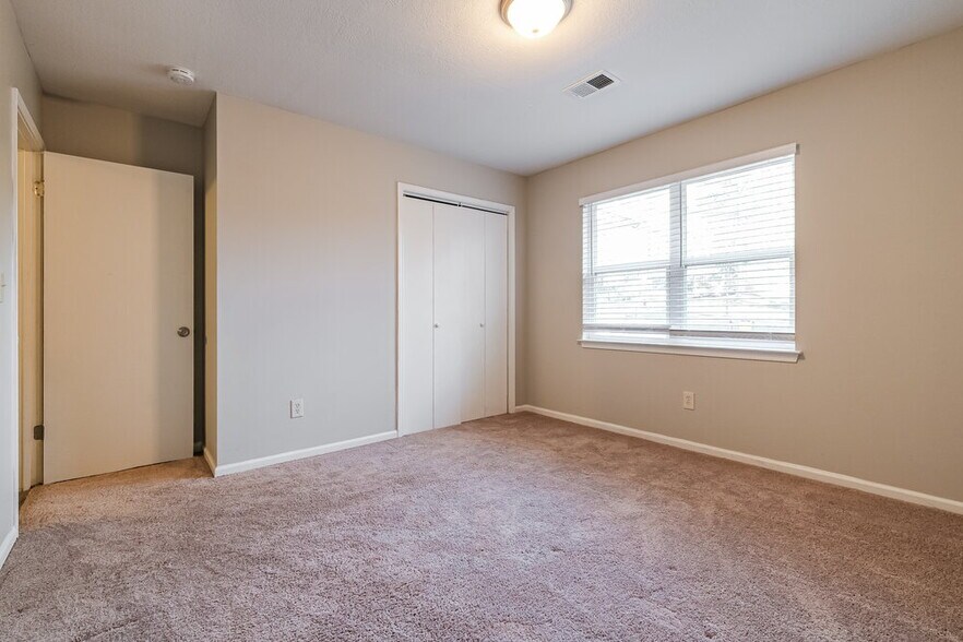 Building Photo - 843 Tall Deer Dr