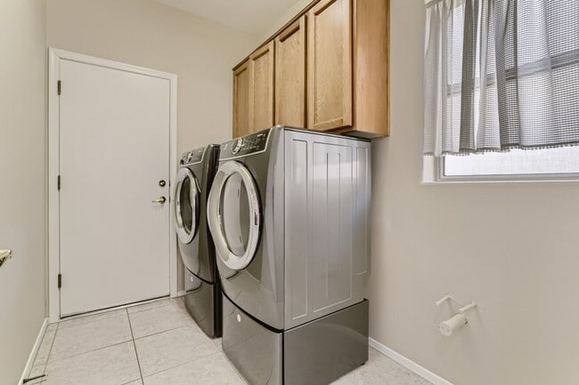 Building Photo - MONROE MODEL!  ALL APPLIANCES INCLUDED, FU...