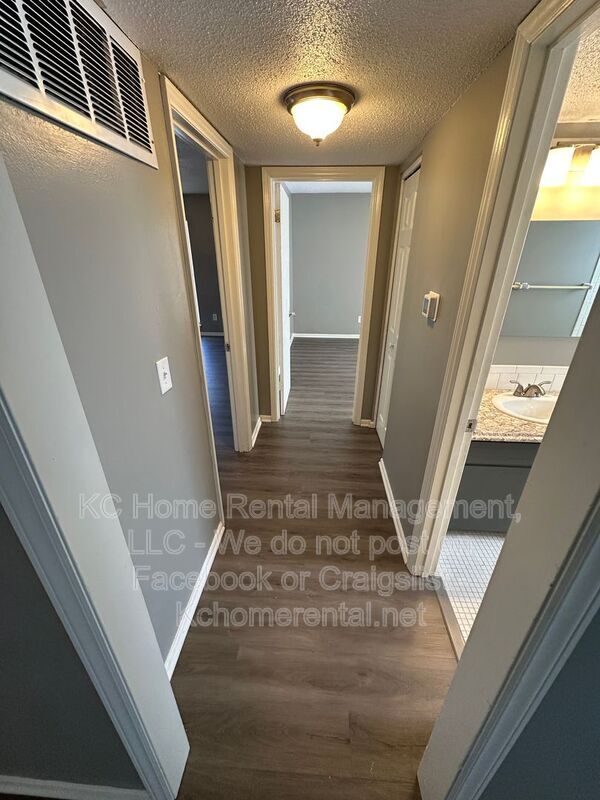 Building Photo - 8725 Countryshire Ln