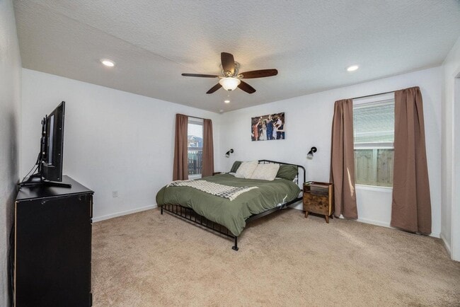 Building Photo - 1010 Limpkin St