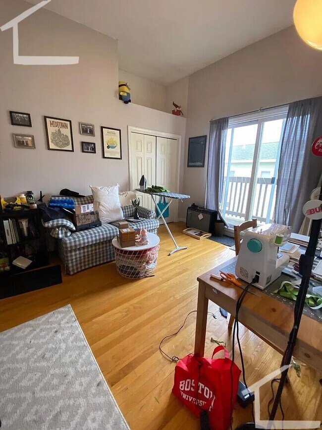 Building Photo - Amazing Townhome... Bon't miss out on they 3 bed 2.5 bath!