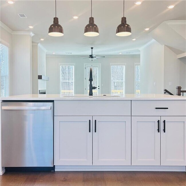 Building Photo - 163 Basil St