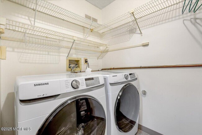 Building Photo - 5 Portland Ct