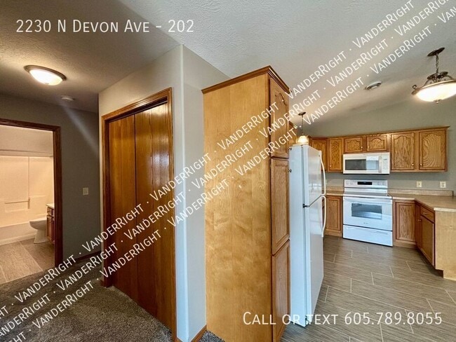 Building Photo - 2230 Devon Ave