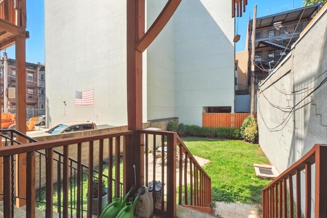 Building Photo - 204 Willow Ave