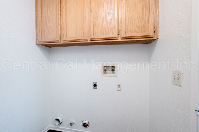 Building Photo - 8400 Laborough Dr