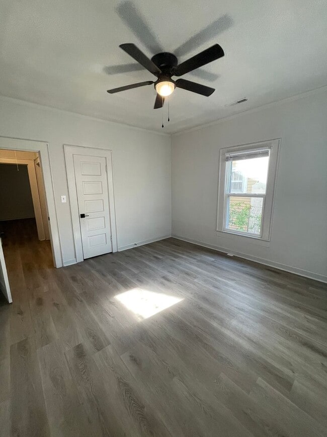 Building Photo - 2 bedroom, 1 bathroom home located in the ...
