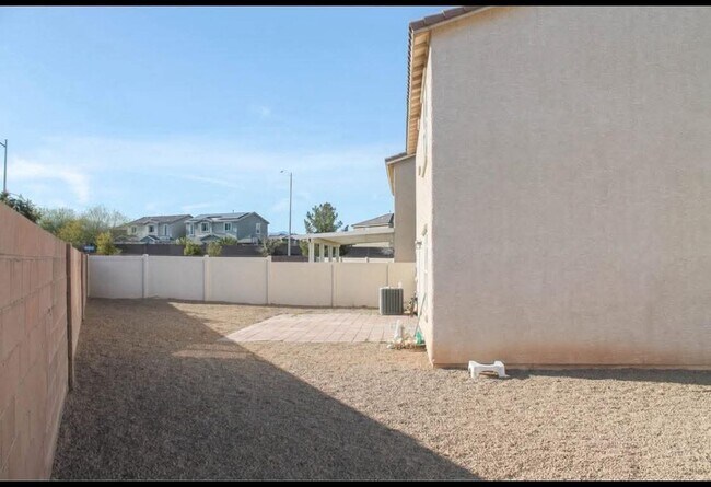 Building Photo - Gorgeous 4Bed/2.5Bath/2Car home located in North Las Vegas Raven Hill gated community!