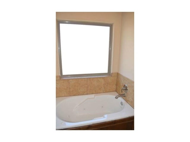 Building Photo - 3 bedroom single family home in excellent ...